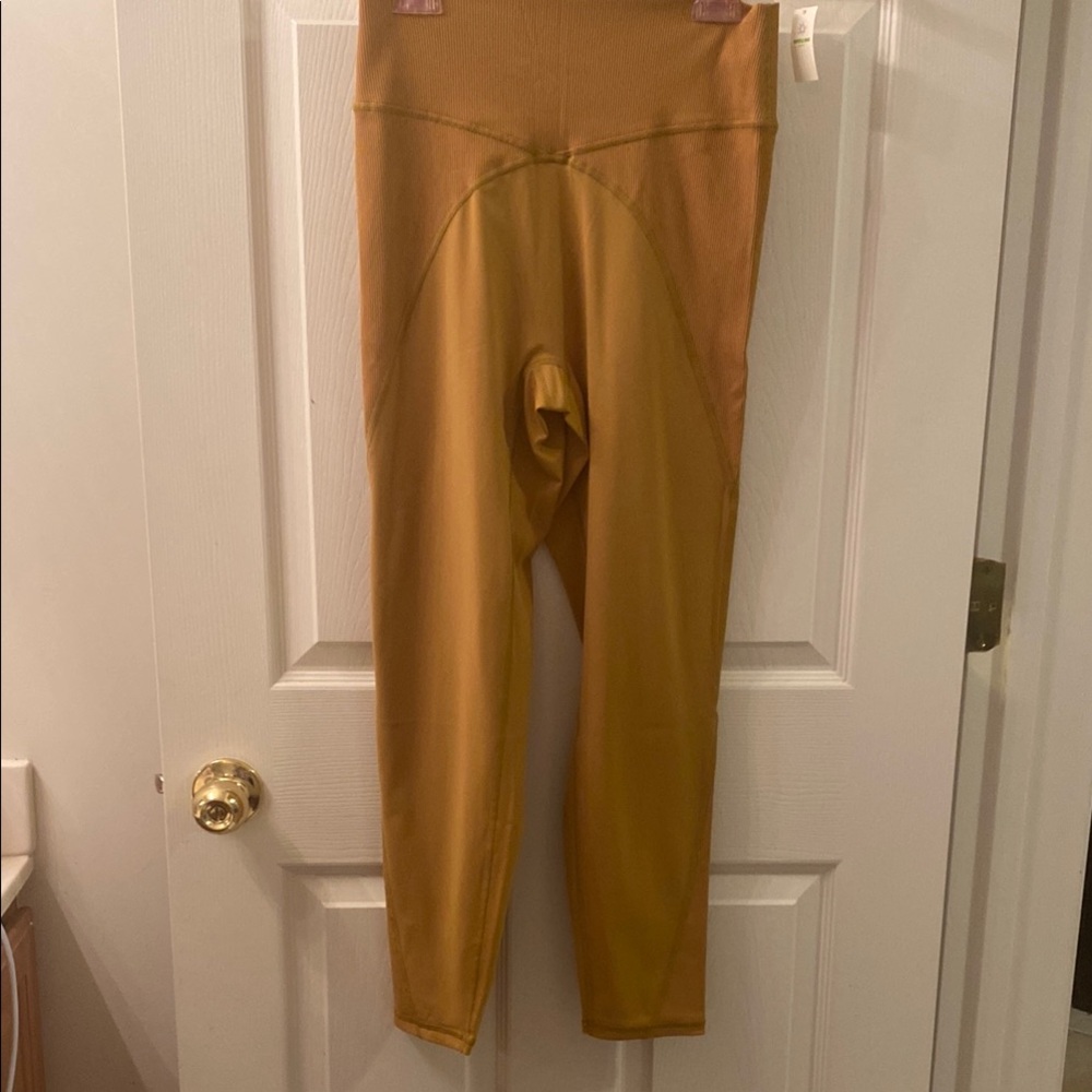 Offline Gold High-Waist Leggings with Seamless Design